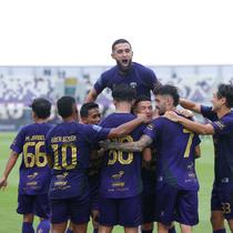 Skuad Persita Tangerang merayakan kemenangan atas PSIM pada lanjutan BRI Super League 2025 hari Jumat (17/10/2025) sore WIB. (Muhammad Iqbal Ichsan/Bola.com)