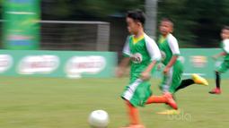 Gaya seorang kontestan MILO Road to Barcelona menggiring bola pada laga latih tanding di International School Clubs of Indonesia, Cirendeu, (15/7/2017). (Bola.com/Nicklas Hanoatubun)