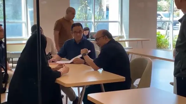 Anies Baswedan Jenguk Andrie Yunus di RSCM