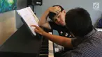 Seorang anak berkebutuhan khusus mendengarkan instruktur saat latihan piano di Daya Pelita Kasih Center, Pejaten, Jakarta, Kamis (24/5). Tempat pelatihan piano ini dipimpin oleh pianis Ananda Sukarlan. (Liputan6.com/Arya Manggala)