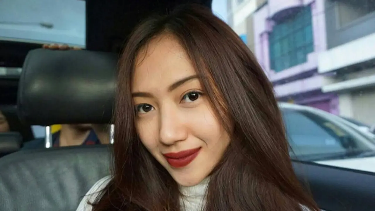 5 Potret Pancarkan Kecantikan Suci Patia dengan Rambut Tergerai
