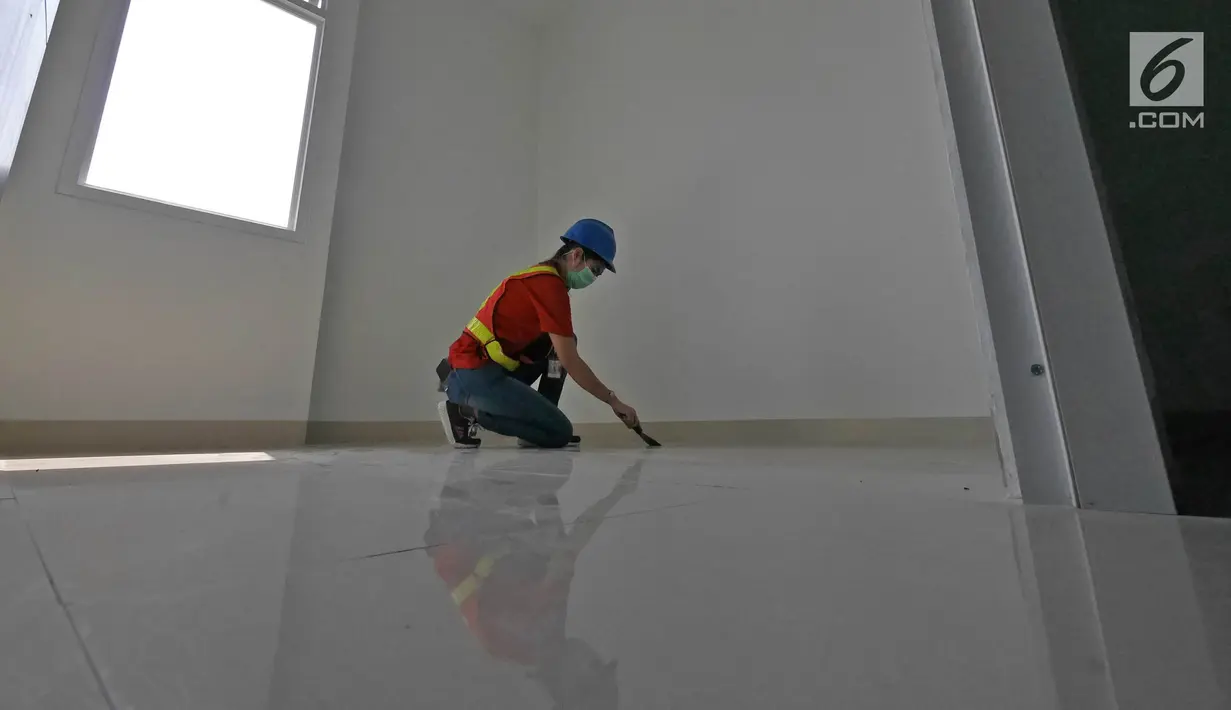 Pekerja melakukan finishing pembangunan Rusunawa Pasar Rumput, Jakarta, Kamis (18/7/2019). Rusunawa Pasar Rumput memiliki 1.314 kios dan 1.984 unit hunian. (Herman Zakharia)