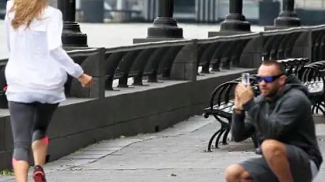 8 Potret Kocak Kala Cowok Rela Susah Payah Ambil Foto Pacarnya