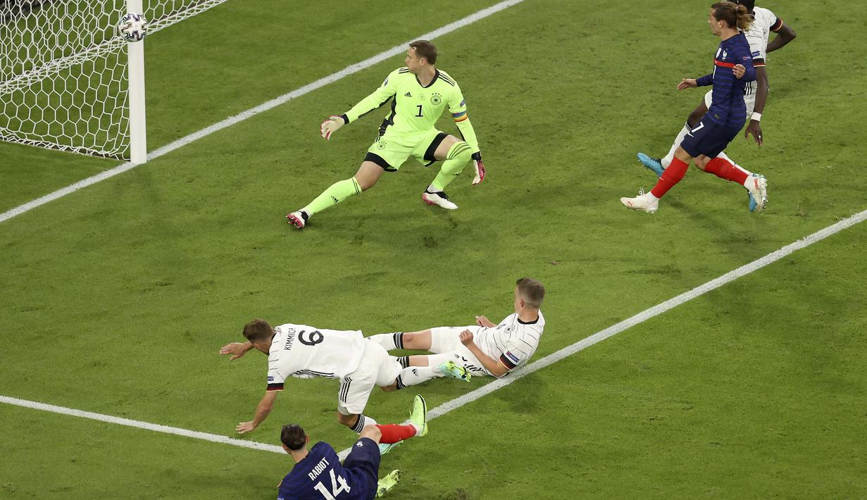 Prancis sesekali melakukan serangan yang hampir menghasilkan gol kedua. Salah satunya berasal dari aksi sang gelandang, Adrien Rabiot di menit ke-51 sayangnya, bola mengenai tiang gawang. (Foto: AP/Pool/Alexander Hassenstein)
