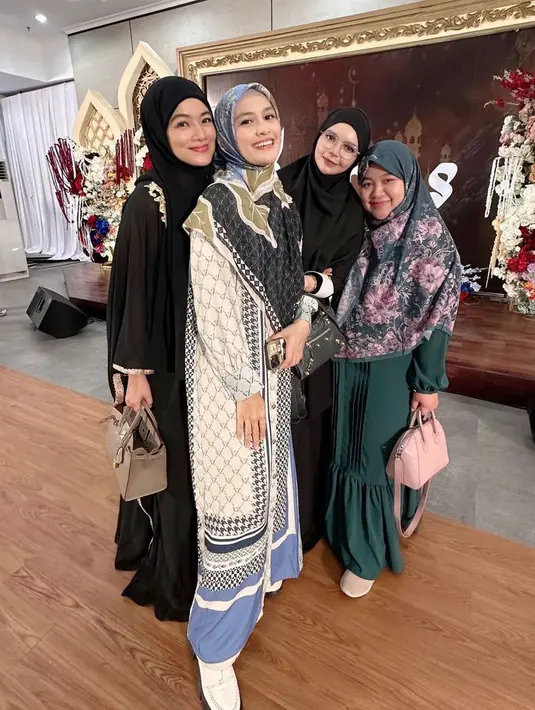 Titi Kamal hadir dengan kerudung hitam serasi dengan kaftannya. Ia pun membawa tas Hermes. [@titi_kamall]