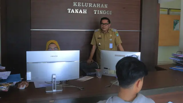 Wakil Wali Kota Tangerang, Maryono Hasan, melakukan inspeksi mendadak (sidak) ke sejumlah area pelayanan masyarakat pada Selasa (8/4/2025).