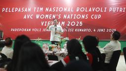 Ketua Umum PBVSI Imam Sudjarwo memberikan arahan saat melepas Timnas Voli Putri Indonesia untuk mengikuti ajang AVC Nations Cup 2025 di Padepokan Bola Voli Jenderal Polisi Kunarto, Sentul, Bogor. Rabu (4/6/2025). (Bola.com/M Iqbal Ichsan)