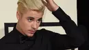 Justin Bieber memang terkenal begitu kontroversial, tak khayal para netizen dan paparazi seketika dibuat geger oleh dirinya. Seketika fenomenal rambut gimbalnya membuat netizen geram.  (AFP/Bintang.com(