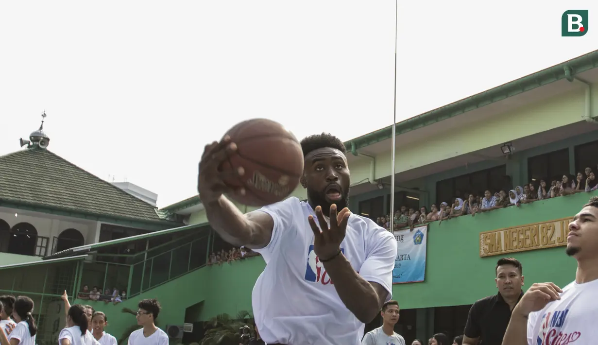 Pebasket Boston Celtics, Jaylen Brown, memainkan bola saat Junior NBA Indonesia di SMA 82, Jakarta, Kamis (26/7/2018). Junior NBA merupakan program pembinaan olahraga basket secara global. (Bola.com/Vitalis Yogi Trisna)
