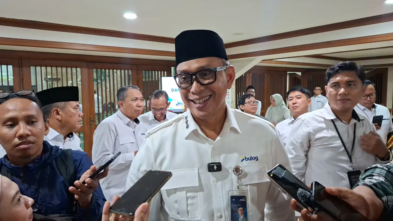 Direktur Utama Perum Bulog, Ahmad Rizal Ramdhani  di Kantor Bulog, Jakarta, Senin (3/8/2026). (Liiputan6.com/Arief)