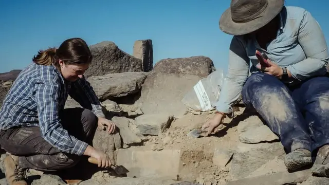 Melissa Kennedy and Hugh Thomas, arkeolog Australia di Al ula.