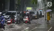 Banjir juga menyebabkan terjadinya kemacetan panjang di Jalan Letjen Suprapto, Cempaka Putih, Jakarta. (merdeka.com/Arie Basuki)