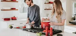 Memasak menjadi aktivitas yang menyenangkan namun bisa menjadi menyebalkan jika area backlash kotor karena noda minyak dan grout. (Foto: Unsplash.com/Becca Tapert)