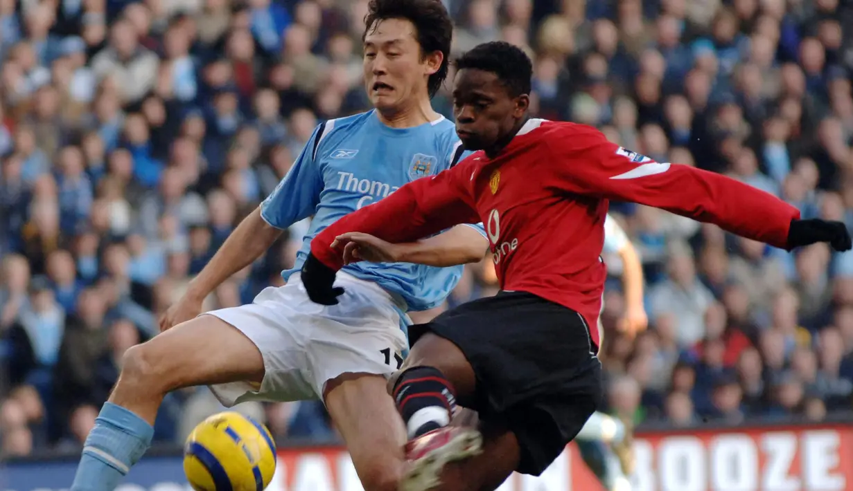 Louis Saha. Eks striker Prancis yang kini berusia 43 tahun dan telah pensiun pada Agustus 2013 bersama Lazio ini sempat memperkuat Fulham selama 3,5 musim usai didatangkan dari FC Metz pada awal musim 2000/2001 dengan nilai transfer 3,15 juta euro. Pada tengah musim 2003/2004 ia ditarik ke Manchester United dan bertahan hingga akhir musim 2007/2008 dan total tampil dalam 124 laga di semua ajang dengan torehan 42 gol dan 20 assist. Dua gelar Liga Inggris berhasil diraihnya pada musim 2006/2007 dan 2007/2008. (AFP/Paul Barkeer)