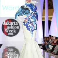 Saat ditemui di Jakarta Fashion Week 2016, Senayan City, Jakarta pada Jumat (30/10/2015), Dewi Sandra mengaku  sama sekali tidak percaya dengan penggunaan susuk yang katanya bisa memancarkan aura dan melancarkan rezeki. (Andy Masela/Bintang.com)