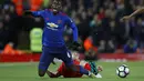 Ekspresi bintang Manchester United, Paul Pogba saat dijegal pemain Liverpool, James Milner pada laga Premier League di Stadion Anfield, Liverpool, Selasa (18/10/2016) dini hari WIB. (Reuters/Phil Noble)