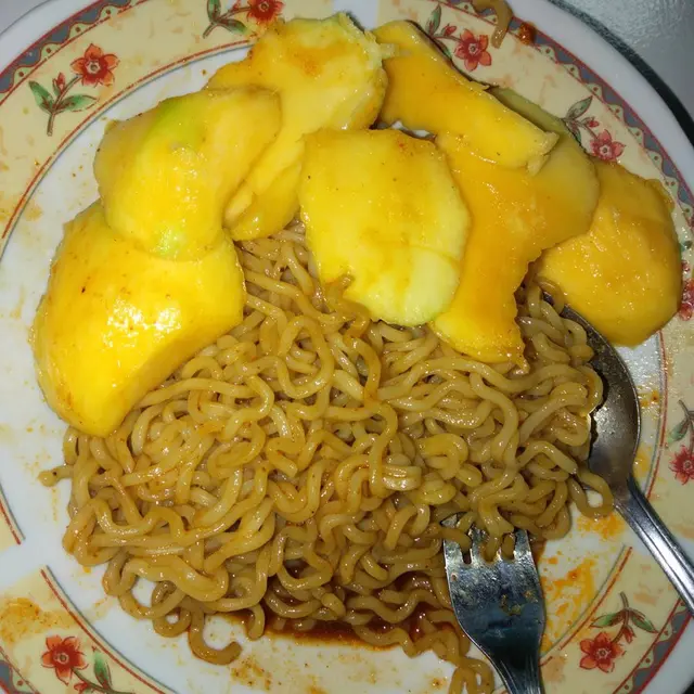 6 Menu Kombinasi Makanan Campur Buah Ini Nyeleneh Banget