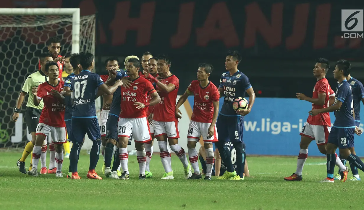 Pemain Persija dan Arema FC terlibat salah paham saat laga lanjutan Liga 1 Indonesia di Stadion Patriot Candrabhaga, Bekasi, Jumat (2/6). Persija unggul 2-0 atas Arema FC. (Liputan6.com/Helmi Fithriansyah)