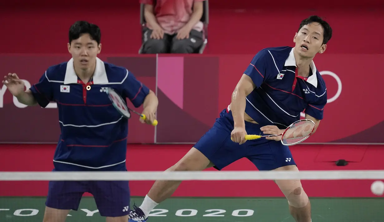 Dengan hasil ini, Mohammad Ahsan/Hendra Setiawan dipastikan lolos ke perempatfinal sebagai juara grup D dan terhindar dari pertemuan dengan rekannya Marcus Fernaldi Gideon/Kevin Sanjaya. Sementara Choi Sol Gyu/Seo Seung Jae dipastikan tersingkir usai dua kali kalah. (Foto: AP/Dita Alangkara)