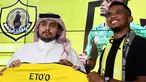 Penyerang asal Kamerun Samuel Eto'o berpose dengan jersey klub barunya Qatar Sports Club selama presentasi dirinya di Doha, (14/8). Eks Striker Barcelona ini menandatangani kontrak selama satu tahun di klub tersebut. (AFP Photo/Karim Jaafar)