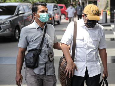 Wakil Ketua DPRD Provinsi Jawa Timur Sahat Tua Simanjuntak (topi) tiba untuk menjalani pemeriksaan di Gedung Merah Putih KPK, Jakarta, Kamis (15/12/2022). KPK mengamankan total empat orang dalam operasi tangkap tangan (OTT) Wakil Ketua DPRD Jawa Timur Sahat Tua Simanjuntak. (Liputan6.com/Faizal Fanani)