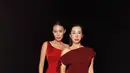 Jennifer Bachdim pilih gaun desain off-shoulder asimetris burgundy. Detail draperi pada bagian depan memberikan efek sculptural pada siluet busana. [@patriciagouw]