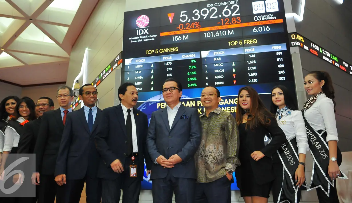 Direktur Utama BEI Tito Sulistio dan ketua PAPPRI periode 2012-2017, Tantowi Yahya berfoto bersama dalam pembukaan perdagangan saham di Bursa Efek Indonesia, Jakarta, Kamis (3/11). (Liputan6.com/Angga Yuniar)