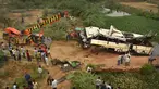 Sebuah derek menarik bus tingkat yang rusak setelah mengalami kecelakaan di jalan bebas hambatan di Agra, India, Senin (8/7/2019). Sebanyak 29 orang dilaporkan tewas dan 18 lainnya terluka dalam kecelakaan bus tersebut. (AP Photo/Pawan Sharma)