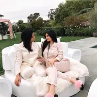 Jordyn Woods memang dekat banget dengan Kylie Jenner. Ini saat mereka kembaran memakai piyama di acara baby shower milik Kylie. (instagram/jordynwoods)
