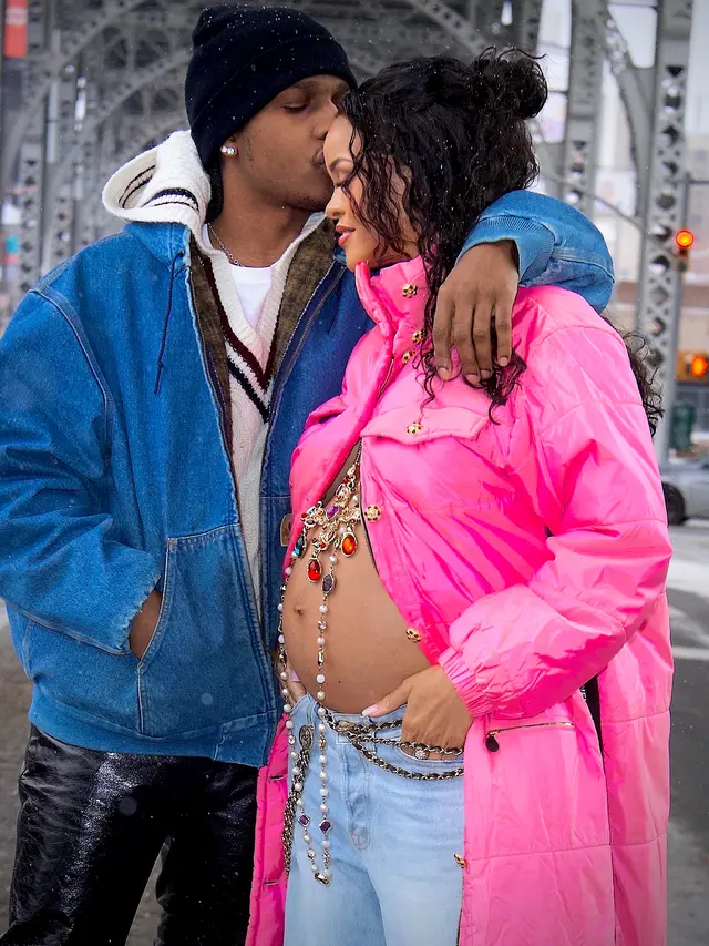 5 Potret Rihanna Pamer Baby Bump Kehamilan Pertama, Bikin Geger Netizen