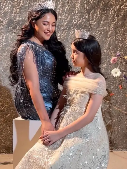 Berpose dalam studio yang sudah didekor dengan hiasan penuh bunga, Marshanda dan Sienna memancarkan pesona kecantikannya bak karakter dalam film Disney. @marshanda99.
