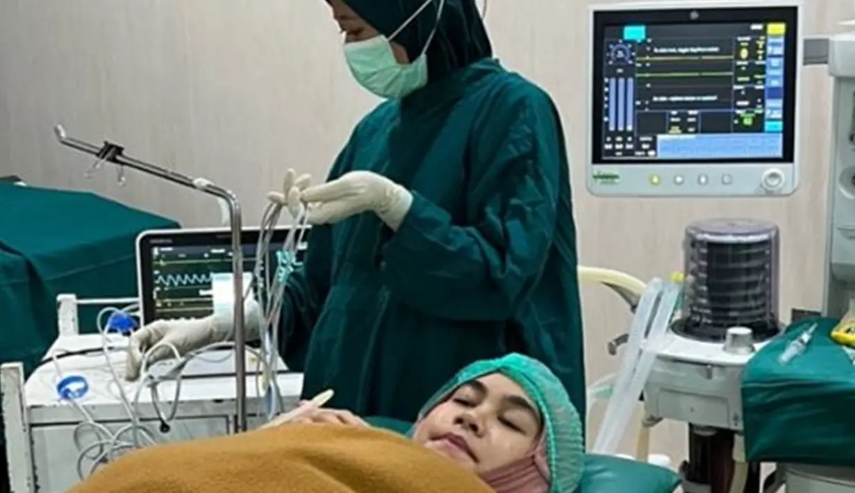 Anisa Rahma mengungkapkan bahwa jadwal lahirannya ini lebih cepat dua minggu dari prediksi yang diberikan dokter. "Ya Allah benar-benar nggak nyangka langsung secepat ini, maju dua minggu dari rencana tanggal lahiran. Panik, buru-buru ke rumah sakit sama pak suami, ngumpulin barang-barang yang ingat aja soalnya kita belum nyiapin hospital bag sama sekali," cerita Anisa Rahma di Instagram.(Liputan6.com/IG/anisarahma_)