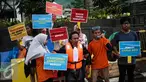Sejumlah orang yang tergabung dalam Indonesia Corruption Watch (ICW) menggelar aksi teatrikal saat Car Free Day dikawasan Bunderan HI, Jakarta, Minggu (12/2). Aksi tersebut bertajuk 'Selamatkan Mahkamah Konstitusi'. (Liputan6.com/Faizal Fanani)