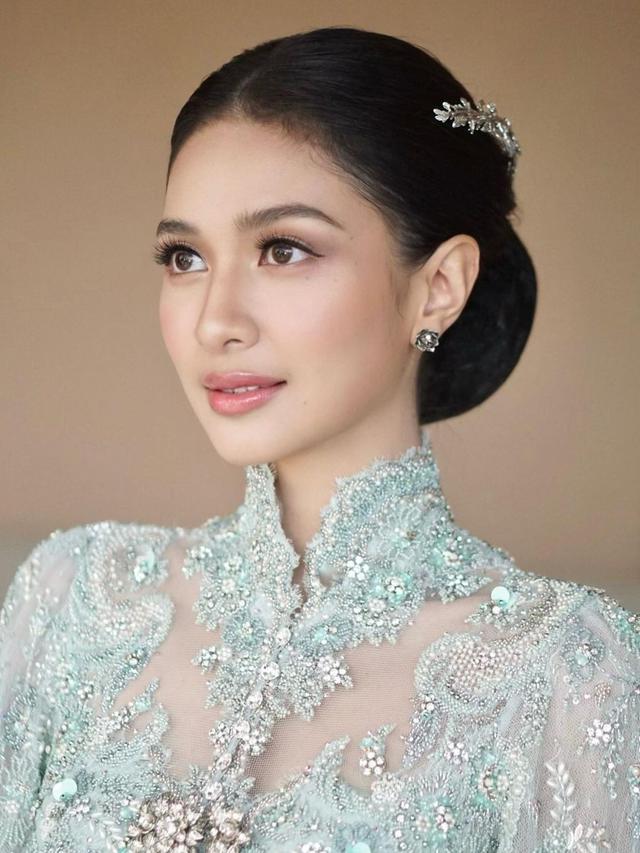 Detail makeup Mikha Tambayong di hari pernikahan (Sumber: Instagram/evalovira)