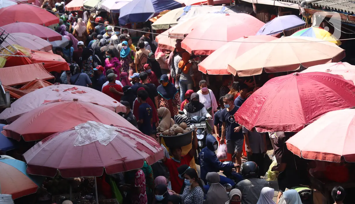 Kepadatan pengunjung saat membeli kebutuhan makanan untuk persiapan Lebaran di pasar Kebayoran Lama, Jakarta, Selasa (11/5/2021). Warga memadati pasar tradisional demi memenuhi kebutuhan jelang Idul Fitri 1442 H. (Liputan6.com/Angga Yuniar)