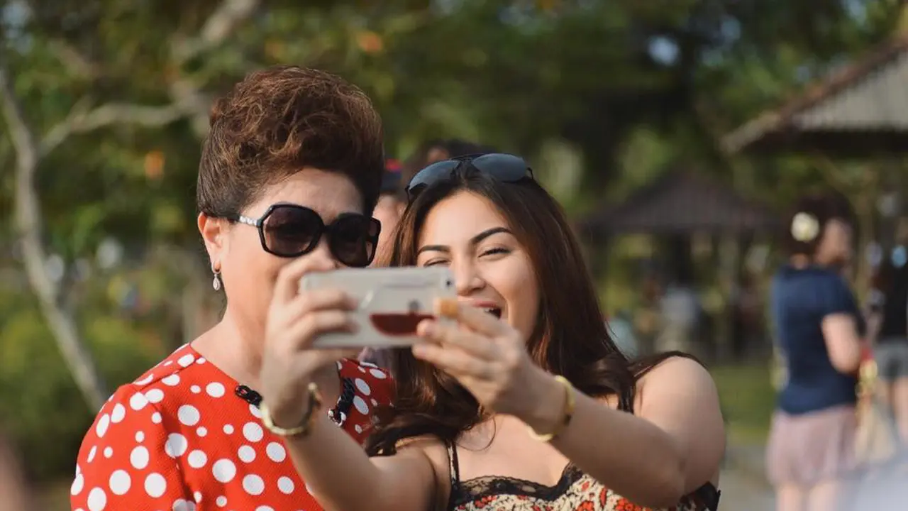 Serunya Ariel Tatum Lomba Selfie