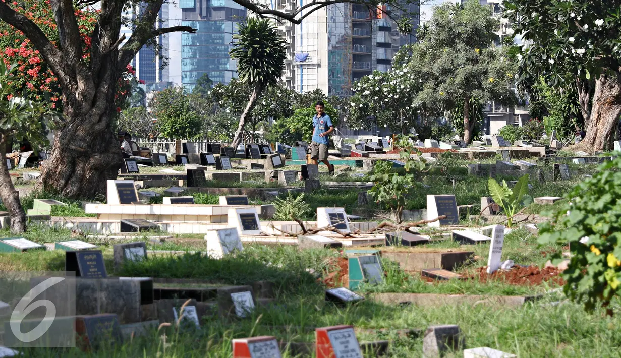 Dinas Pertamanan dan Pemakaman DKI Jakarta menerapkan sistem online pelayanan pemakaman di 77 TPU, Jakarta, Rabu (4/5). Sistem tersebut agar warga dapat melihat besaran retribusi dan profil tiap makam. (Liputan6.com/Immanuel Antonius)
