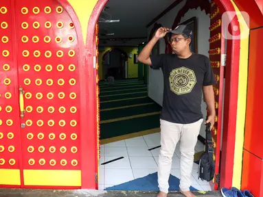 Umat muslim usai melakukan Sholat di masjid Lautze, kawasan Sawah Besar, Jakarta Pusat, Rabu (20/4/2022). Masjid Lautze berupa bangunan ruko dengan arsitektur etnis Tionghoa pertama yang ada di Jakarta yang dibangun oleh Haji Karim Oei pada tahun 1991. (Liputan6.com/Johan Tallo)