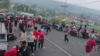 Karnaval Agustusan yang seharusnya berlangsung meriah berubah menjadi duka usai truk tangki bermuatan air menabrak penonton kravaval di Pacet, Mojokerto, Jatim, Kamis sore (24/8/2023).