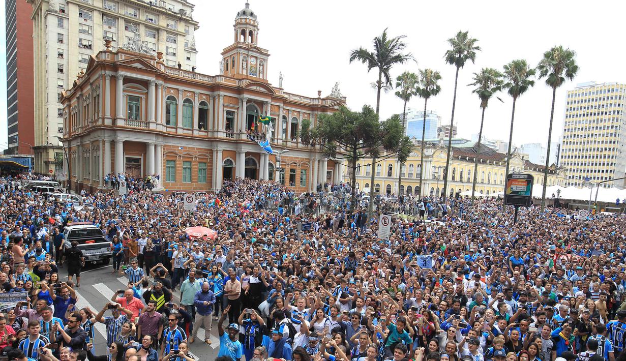 Warga tumpah ruah saat merayakan keberhasilan Gremio meraih juara Copa Libertadores di Porto Alegre, Brasil, Kamis (30/11/2017). Gremio menjadi juara Copa Libertadores setelah mengalahkan Lanus dengan skor agregat 3-1. (AFP/Itamar Aguiar)
