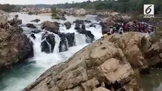 Remaja laki-laki terjatuh ke aliran sungai yang deras saat berswafoto. Ia sempat berusaha menyelamatkan diri tapi gagal.