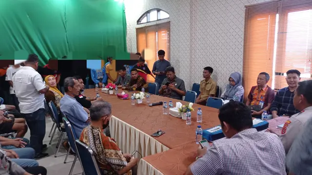 Polisi mengamankan belasan siswa pelaku tawuran di Kota Kendari, antara Siswa STM Kendari dan SMKN 1 Kendari. (Lioutan6.com/Ahmad Akbar Fua)