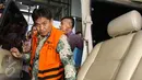 Anggota Komisi V DPR dari fraksi PKB Musa Zainuddin menaiki mobil usai menjalani pemeriksaan di Gedung KPK, Jakarta, Kamis (23/2). Musa diduga menerima suap terkait proyek pembangunan jalan di Maluku dan Maluku Utara. (Liputan6.com/Helmi Afandi)