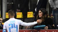 Pemain Timnas Italia Lorenzo Insigne dan kekasihnya Genoveffa Darone. (AFP/Migeul Medina)