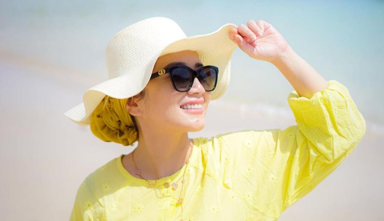 Dine Mutiara tampil memesona dengan topi dan kacamata di pantai. Baju kuningnya juga kian memperlihatkan sisi cerah dari istri Sahrul Gunawan. Potret cantiknya ini banjir pujian dari warganet. (Liputan6.com/IG/dine.pearl)