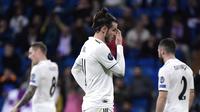 Ekspresi Gareth Bale usai Real Madrid tumbang pada laga leg kedua, babak 16 besar Liga Champions yang berlangsung di Stadion Santiago Bernabeu, Madrid, Rabu (6/3). Real Madrid kalah 1-4 kontra Ajax. (AFP/Gabriel Bouys)