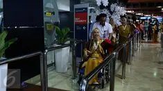 Julia Perez (Jupe) menggunakan kursi roda untuk menuju ruang tunggu keberangkatan di Bandara Seokarno Hatta, Tangerang, Senin (2/1). Menderita kanker serviks stadium 4 tak menyurutkan niat Jupe beribadah umrah ke Tanah Suci. (Liputan6.com/Herman Zakharia)