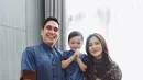 Marcel Chandrawinata kompak dengan putranya kenakan changsan biru navy cokelat dan celana jeans. Sedankan Priscilla Deasy tampil kasual kenakan cheongsam cokelat dengan bordir dan celana jeans [@marcelchandra]