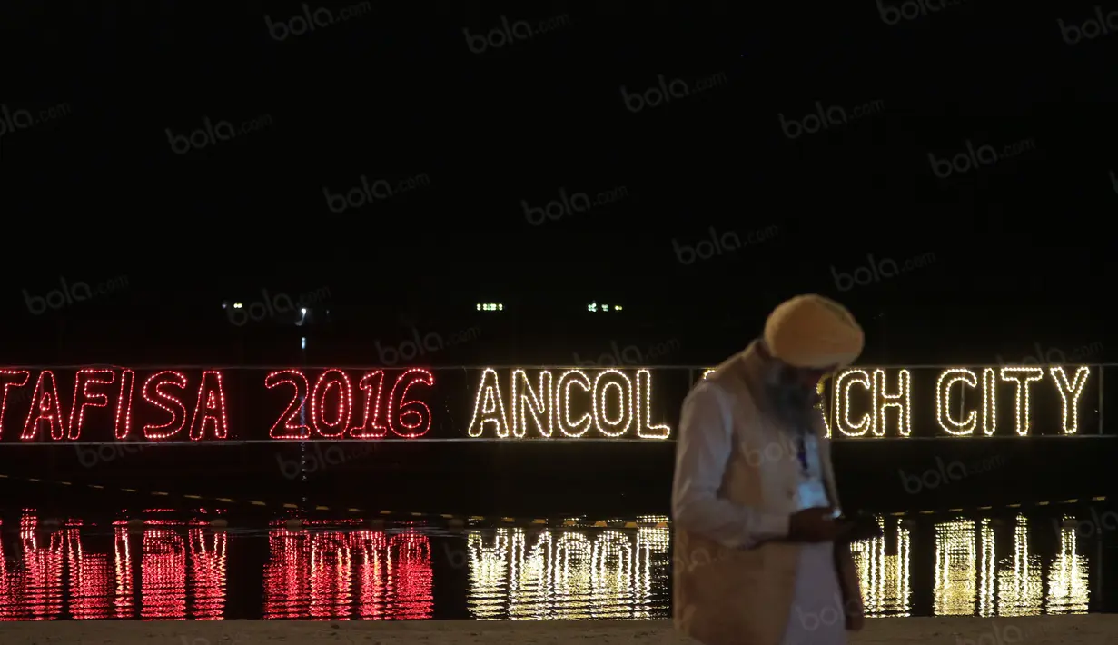 Seorang peserta asal India berdiri dekat pantai Ancol saat Penutupan Tafisa Games 2016 di Ancol Beach, Jakarta, Selasa (11/10/2016). (Bola.com/Nicklas Hanoatubun)