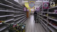Konsumen memilih barang kebutuhan di salah satu gerai supermarket Giant di Jakarta, Kamis (4/3/2021). Persaingan bisnis ritel makanan dan pandemi yang berkepanjangan membuat store Giant tutup satu per satu. (Liputan6.com/Johan Tallo)